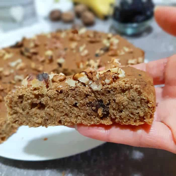 torta vegan con prugne e banane taglio fetta
