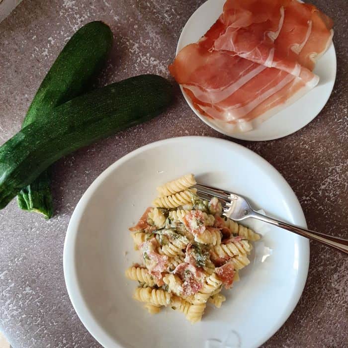 Fusilli zucchine e speck senza lattosio