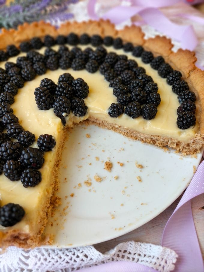 crostata vegan con crema e more senza lattosio