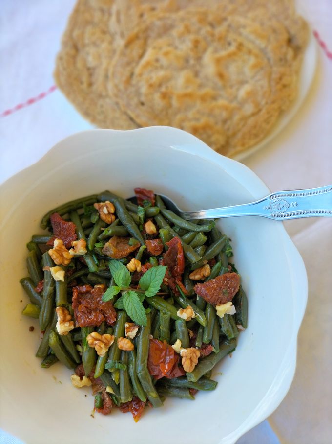 insalata di fagiolini con pomodori secchi e noci