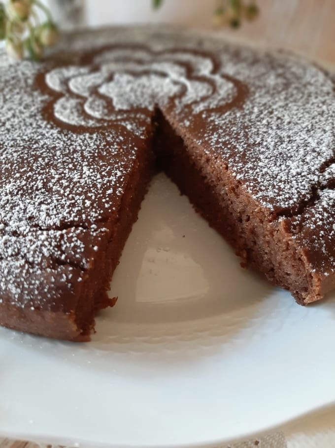 torta senza glutine e lattosio con banane taglio