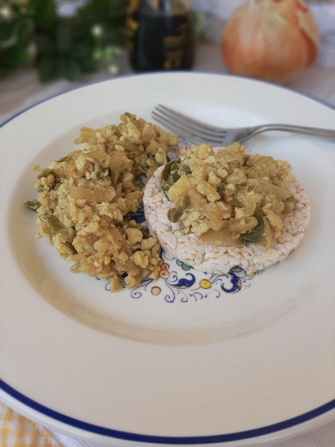 albumi strapazzati con cipolle e peperoni