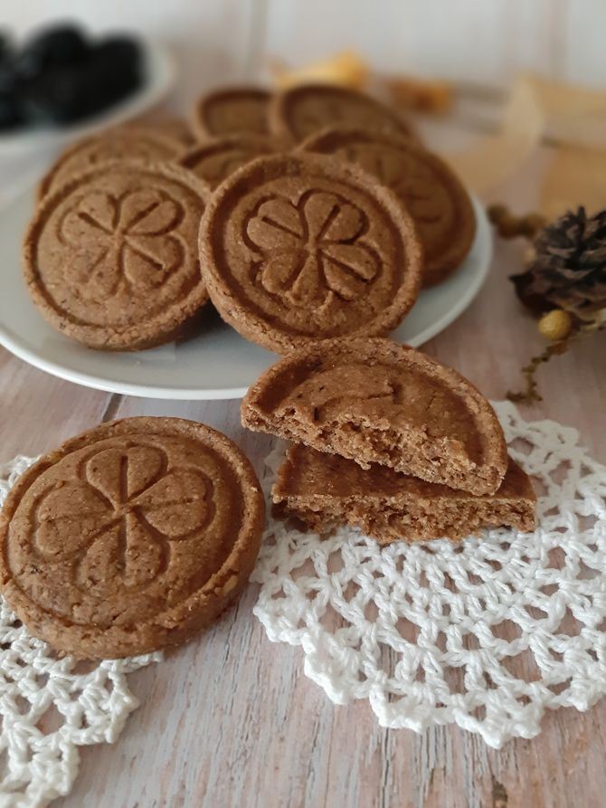 biscotti vegani e senza glutine alle prugne